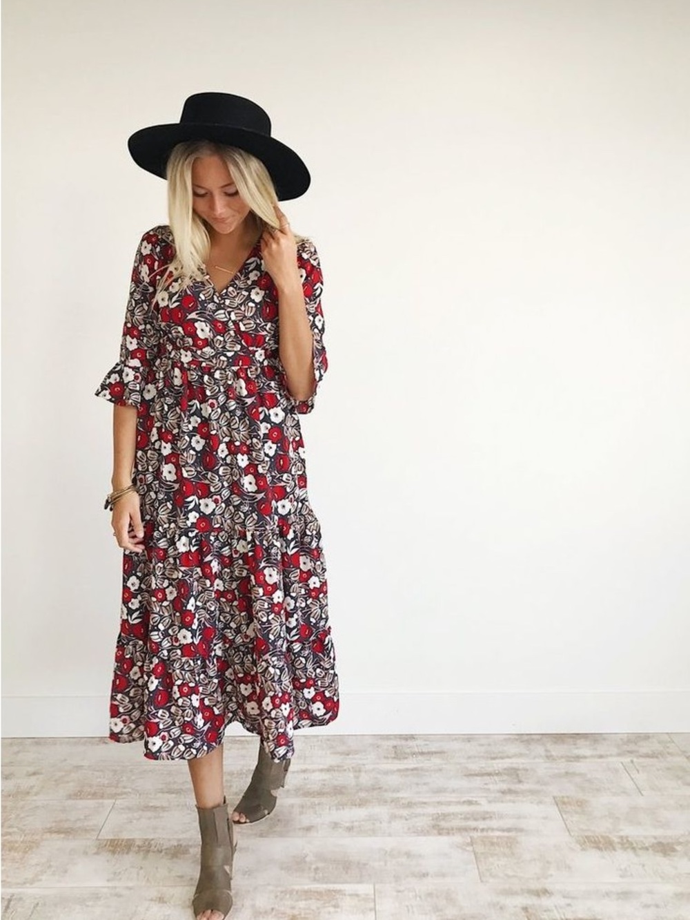 Women's Hayden Los Angeles Boho Red Floral V-Neck Midi Dress